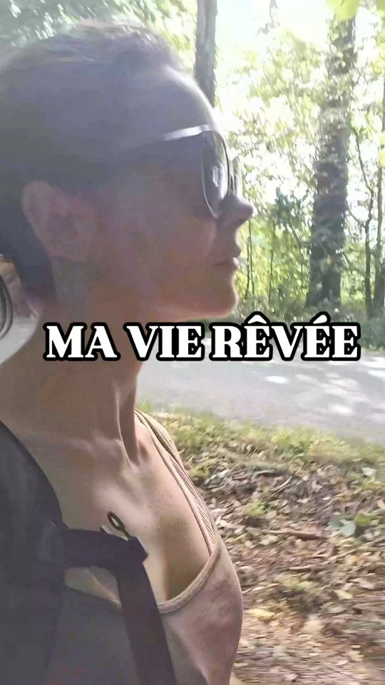La vie de mes rêves ...
Des journées où : 
- Je vogue de projets en projets parce que j'en ai envie
- il  n'y a pas de rdvs à tenir, un agenda booké 
Je suis parfois (souvent) seule
Je suis parfois entourée de personnes qui m’enrichissent 
Je peux aller marcher (tous les jours) lorsque je le veux
L’être passe avant le faire 
Le Flow passe avant la planification 
La nature prime sur l’urbanisation
Le moins mais mieux prime sur le débordement (d’objets, de relations, de projets)
Je dis non lorsque mon corps me le fait comprendre 
Je dis oui lorsque le coeur en a besoin 
Je sais que cela est possible.
Que ce rêve est atteignable.
Je m'en approche jour après jour.
Des périodes plus difficiles que d'autres où d’anciens schémas de pensees me rattrapent ...
A quoi ressemble ta vie rêvée ? Qui ne doit plus rester un simple rêve mais devenir réalité🌟
#glowup2025 #vierêvée #introvertie #moinsmaismieux #bienvieillir