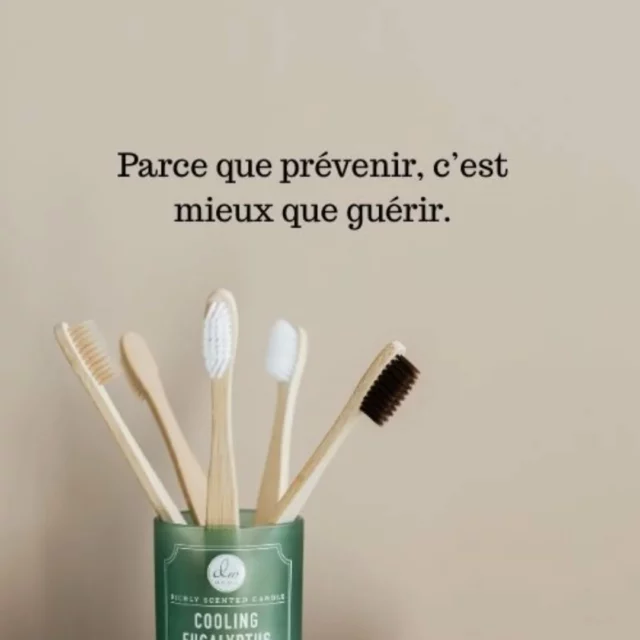 Mon secret pour des visites chez le dentiste ultra rapides ! 🤫
Aujourd'hui, j'avais rdv chez le dentiste pour un contrôle  annuel.
Je ressors 5 min plus tard. Le rdv Le plus rapide de ma vie🙈
"Madame, je n'ai rien à faire. Même pas un détartrage. Continuez comme ça et on revoit l’année prochaine".
Et voilà comment la prévention paie 🥰
Mon hygiène buccal est assez simple pourtant :
•⁠ ⁠grattage de langue le matin + bain de bouche à l’huile Ringana
•⁠ ⁠Brossage le midi
•⁠ ⁠Brossage + fil dentaire le soir
•⁠ ⁠alimentation équilibrée et de qualité nutritionnelle
•⁠ ⁠pas de grignotage
•⁠ ⁠pourtant je bois du café 😅
Prendre soin de sa santé en prévention c'est moins douloureux, moins long et plus économique ❤️
Dites-moi en commentaire si vous avez déjà testé le bain de bouche à l'huile ! 👇
#HygieneBuccale #OilPulling #BainDeBouche #SanteDentaire #Ayurveda #RINGANA #FRESHtoothoil #PreventionSante #RoutineBienEtre #soinsnaturels