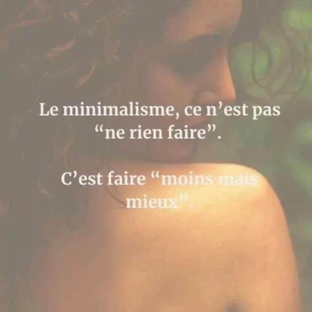 Nettoyage de la peau : Matin VS. Soir ! Vous pensiez qu'un simple rinçage à l'eau suffisait ? On fait le point ensemble !
J'ai longtemps cru que "minimaliste" voulait dire "rien" pour ma peau, jusqu'à ce que je comprenne que l'eau ne fait que rincer, elle ne nettoie pas. Une peau saine passe par un nettoyage adapté, matin et soir.
Swipez pour découvrir :
➡️ L'erreur à ne pas faire le matin 
➡️ Pourquoi le nettoyage du soir est une étape non négociable 
➡️ Comment adapter votre routine pour un maximum d'efficacité 
➡️ Les soins que j'utilise à présent pour ma peau tout en restant dans une démarche responsable et minimaliste
Le nettoyage est la base de tout. 
Une peau propre absorbe bien mieux vos sérums et vos crèmes ! 
Il est temps de donner à votre peau l'attention qu'elle mérite.
Et vous, quelle est votre routine de nettoyage ? Partagez vos astuces en commentaire ! 👇
#SkincareRoutine #NettoyageVisage  #MinimalismeBeauté #peausensible
#peauatopique