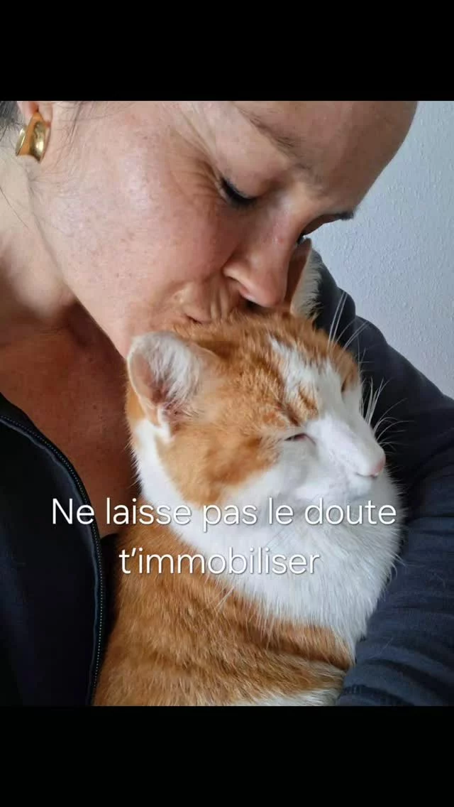 La liberté est dans le doute
On veut tous être sûrs avant d’avancer.
Le confort prend souvent cette forme : une fausse impression de maîtrise. Tu as l’impression de gérer la situation, mais tu ne bouges plus.
Fais attention à cette forme du confort, elle arrive dans tout désir de progrès.
Le doute, lui, n’est pas un signe que tu te trompes. C’est au contraire la preuve que tu quittes ce que tu connais. Il te dit que tu es en train d’avancer.
Je suis également remplie de doutes. 
A chaque fois que j'ai réalisé des changements de direction, j'ai douté.
Seule l’action est source d’apprentissages.
Et toi, de quoi doutes-tu en ce moment ? 💫