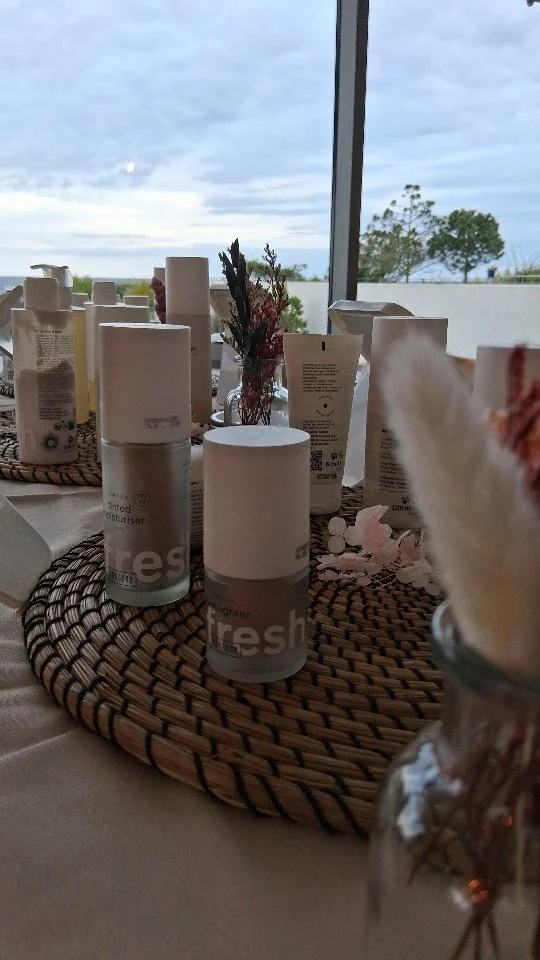 Est-ce vraiment cher de choisir les bonnes choses ? 
De consommer de manière éthique ? 
Bien plus cher que d’acheter de la me**e dans de surfaces qui incitent à la #fastfashion #fastcosmetics #fastfoods 
Honnêtement, posons-nous les bonnes questions.