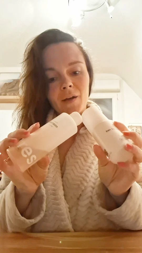 J'ai tellement torturé mes cheveux...
Je faisais deux lavages par jour tous les jours...ils étaient si gras et si abîmés. Sous prétexte que je faisais du sport.
Aujourd'hui, je suis toujours autant sportive si ce n’est plus et pourtant je ne fais que deux shampoings par semaine. Mes cheveux ont repris vie 🌟
Je vous explique toute ma routine dans cette vidéo. 
#haircare #haircareroutine #haircareproduct #femmesportive #cheveuxgras #cheveuxfins #psoriasis