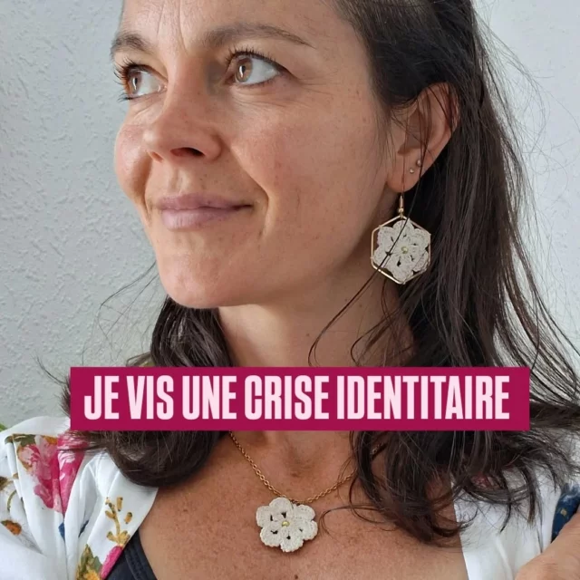 De l'Ingénieure au "Gros Mot" : Ma double vie inattendue.
Je vous l'avoue, je traverse une vraie crise identitaire sociale. 🤯
J'ai échangé le plan de carrière d'Ingénieure bien tracé contre un chemin plus sinueux, mais tellement plus aligné. Une quête de sens qui m'a menée de la naturopathie, au MLM et à la création de mes bijoux artisanaux.
Pendant des années, l'étiquette Ingénieure était mon armure : solide, respectable, rassurante. Mais mon cœur me poussait vers la naturopathie, puis la création de bijoux artisanaux, et enfin... le MLM (oui, le "gros mot" !).
Le fossé entre mon ancienne image sociale et mes nouvelles activités est énorme. L'inconfort est là.
Soyons honnêtes : le terme "MLM" a mauvaise presse. Ça m'a rendue mal à l'aise, surtout après avoir construit une identité sociale si solide. C'est le prix de la liberté d'entreprendre hors des cases.
Lorsque l'on découvre que ce modèle peut être un outil puissant pour valoriser des produits naturels, écologiques et FRAIS (en dehors des circuits de distributions et de stockage), pour bâtir une équipe de femmes entrepreneurs passionnées et pour entreprendre avec cœur et éthique... on voit au-delà du "gros mot".
Je ne suis pas seulement networkeuse. Je suis la somme de mes expériences : la rigueur de l'ingénieure, la sensibilité de l'artisanale, l'engagement de la naturopathe. C'est ce que je e répète sans cesse durant cette crise identitaire. Une pré-crise de la quarantaine ??😅
Ma double vie est ma plus grande force. Elle me permet de construire un chemin de plus en plus épanouissant, malgré le regard des autres.
Je réalise aujourd'hui que le MLM, fait avec éthique, passion et cœur, est bien plus qu'une réputation. C'est une manière collaborative d'entreprendre qui me permet de bâtir une équipe de femmes alignées et puissantes.
Mon chemin est un paradoxe : je suis l'ex-ingénieure devenue créatrice de bijoux et networkeuse. Et c'est cette cohérence retrouvée entre mes valeurs et mon travail qui est la source de mon épanouissement.
Je choisis l'épanouissement sur l'approbation sociale. 
Et toi ? Quel est le plus grand saut que tu aies fait par alignement ? 👇
#Reconversion #mlmbusiness