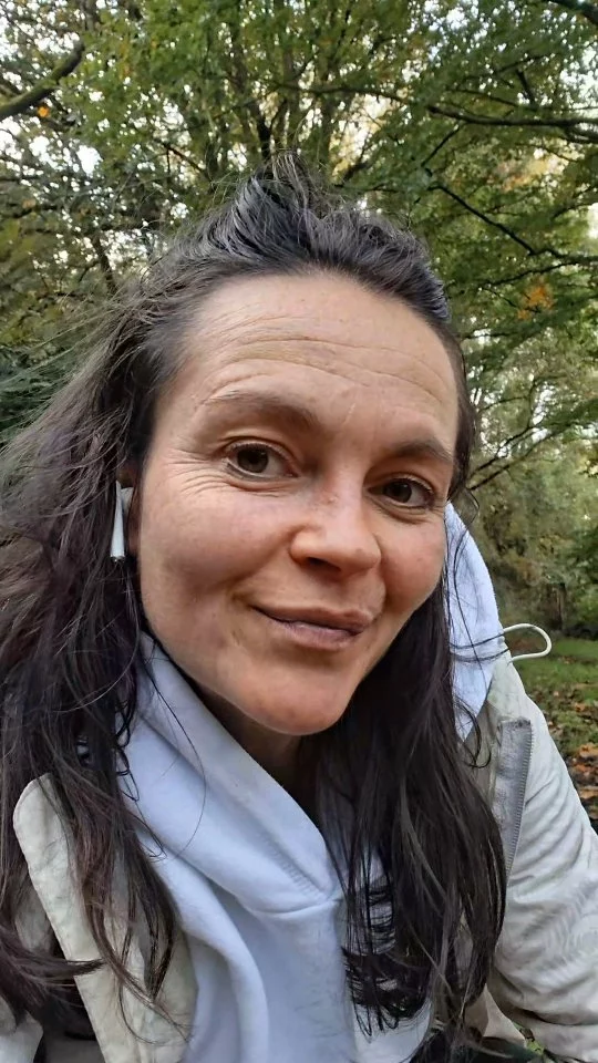 PENSINE ~ Épisode n°1
Je t’invite dans ma tête et je te partage une pensée du jour sur laquelle nous pouvons débattre dans les commentaires ! 
💡Sujet du jour : vouloir gagner de l’argent, est-ce bien ou mal ?
Etre à la recherche d’une abondance financière alors que l'on œuvre dans le bien-être, l’entraide ou que l'on a des valeurs écologiques fortes, est-ce antagoniste ?? 
Telle est la question ❓️ 
#abondancefinancière #entrepreneurebienêtre #gagnerdelargent #penséedujour #mapensine