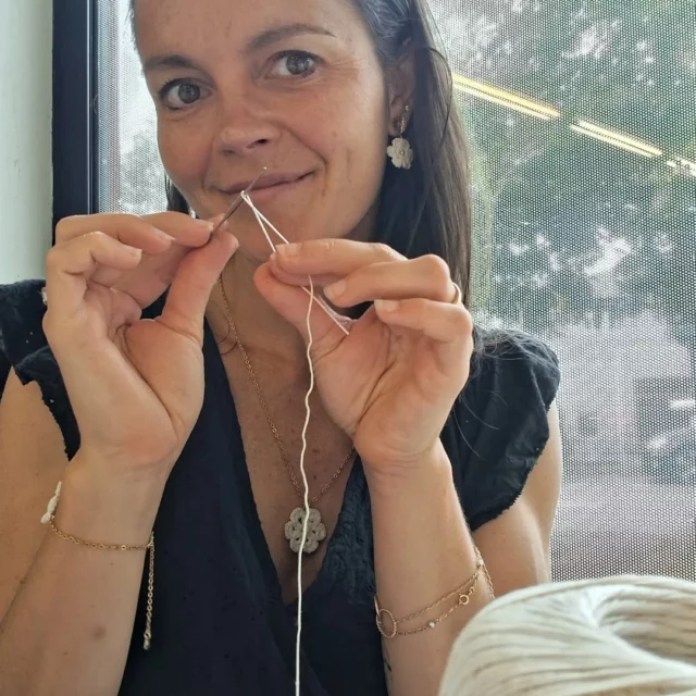 • JOUR 7 - C’est lui qui fait tout !  •
Je vous présente l'outil sans lequel toute l'existence de flore&sens s'arrêterait ! 
 C'est un crochet, mais pas n'importe lequel. C'est un minuscule crochet de 1mm et de 0,6mm, si fin qu'il ressemble presque à une aiguille. 
 Il faut le tenir d'une main légère, mais ferme, comme si on tenait la main d’un être que nous aimons. 
C'est lui qui me permet d'atteindre cette densité de maille. Il est le prolongement direct de ma volonté de finesse. C'est lui, le vrai trésor. 
 Avez-vous un outil indispensable dans votre passion ? 🧐
⭐️ PS : N'hésite pas à rejoindre ma liste VIP💌 pour être tenue informée de toutes les coulisses, nouvelles collections et déboirs de Flore&Sens en avant-première ! Le lien est en bio.
Et reçois un petit cadeau de bienvenue✨🎁
#SlowMade #bijouxfaitmain #bijouxboho #microcrochet #smallbusiness #smallbusinessowner #madeinbretagne #artisanatfrançais
#moderncrochet #creatricedebijoux #crochetlovers #slowlifestyle