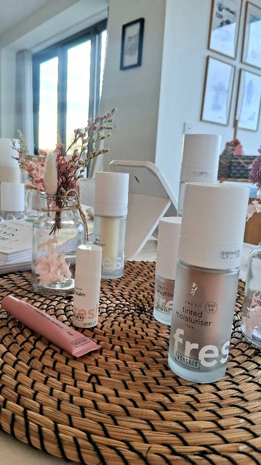 As-tu déjà ressenti l’envie de travailler sans avoir l’impression de travailler ? 
Une nouvelle journée passée avec toute l’équipe des @drolesdebretonnes dans un lieu magique 🌟
Une journée sur le thème de la complicité mères et filles durant laquelle j’ai pu sensibiliser sur l'importance d'adopter des gestes simples et conscients dès le plus jeune âge.
Un atelier basé autour d'une routine maquillage très naturel grâce à des soins naturels et frais🌿 De quoi révéler notre beauté naturelle🌸
Toi aussi tu aimerais travailler dans ces conditions ? 
Ecris "KIFFE" dans les commentaires 👇❤️
#SoinDuVisage #soinsnaturels #maquillagenaturel #prendresoindesoi #maquillagefêtes #slowentrepreneur #entreprendreautrement #femmeentrepreneuse