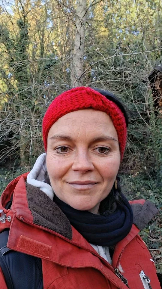 A priori, je suis une intagrameuse.
A priori, lorsque l’on travaille et que l’on tente de gagner sa vie (expression que je deteste), on devient illégitime à partager de manière authentique et vraie.
Comme si l’argent rendait une personne malfaisante.
Alors si c’est le cas, tout le monde serait de "mauvaises personnes" car à priori, nous sommes toutes à vouloir travailler pour nous accomplir, nous épanouir ET pour payer nos factures.
Par contre, tour le temps bénévole est totalement oublié...pourtant, le temps c’est de l’argent. 
Pire, le temps est notre denrée ma plus chère.
Le temps de vie. 
A méditer.