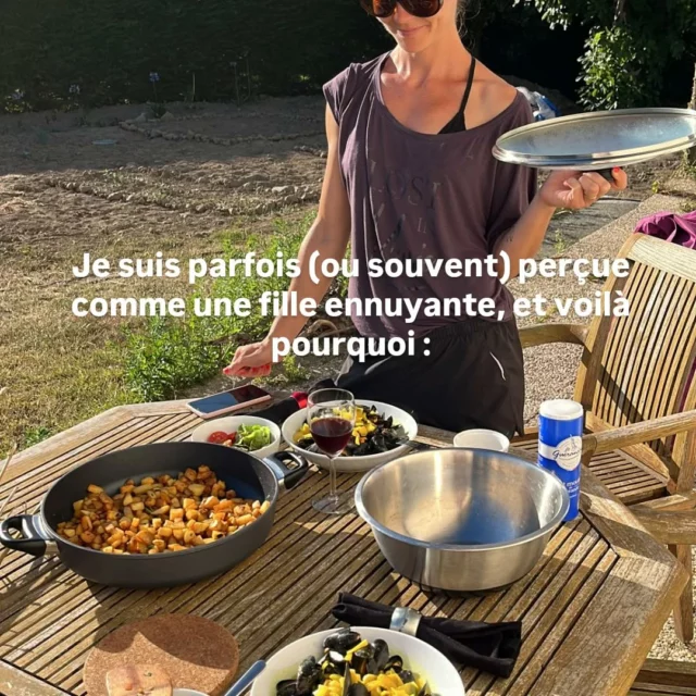 Trouver ce qui nois fait vraiment du bien et savoir le prioriser tout en se détachant de ce que peuvent en dire les autres. 
Je me suis souvent sentie "bizarre" pour toutes ces raisons qui semblent ne pas être partagées. 
Mais peu m'importe car tout cela a du sens pour moi. 
Et j’imagine que ce que tu fais pour toi, en a aussi. 
Enfin je l'espère. 
Et si ce n’est pas le cas, si tu t'obliges à faire des choses à cause des autres ou que tu refuses de prioriser ce que tu considères bon pour toi, c’est là que le problème se trouve. 
Tu n’es pas bizarre. 
Tu n’es pas ennuyante ou chiante ou que sais-je. 
Tu es. Et c’est tout en fait. 
Pourquoi se justifier de ne pas boire d'alcool en soirée, ou d’entendre dire que tu es une poule car tu te couches avant 23h...
Bref, sois toi. C’est ton seul job.
Que n'assumes-tu m'as vraiment qui es pourtant important pour toi ? Dis-le moi en commentaires.
#lockin #habitudespourréussir #bienvieillir #glowupera #longévité