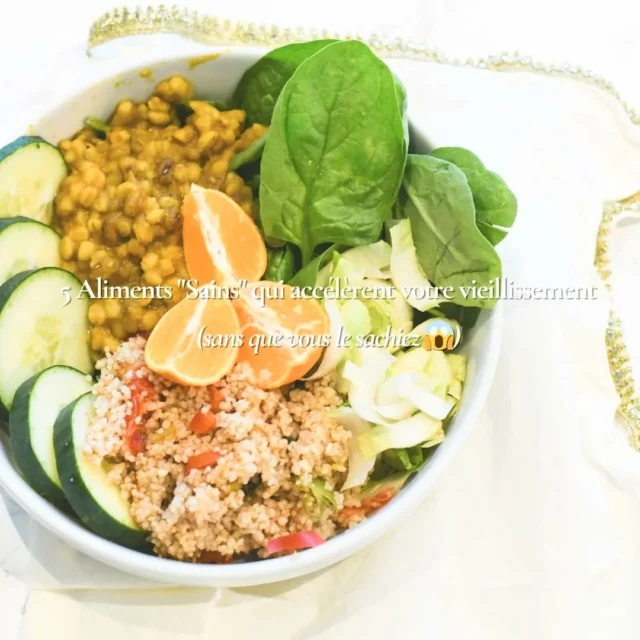 ⚠️ On nous ment sur les aliments "sains"...
On fait tous attention à ce qu’on met dans notre assiette pour rester en forme, mais saviez-vous que certains produits présentés comme "healthy" sont en réalité des accélérateurs de vieillissement cellulaire ? 😱
Le secret de la longévité n'est pas de manger "moins", mais de manger vrai. 🌿
Voici 5 imposteurs de nos placards qui perturbent notre corps en silence :
1️⃣ Les laits végétaux industriels : Derrière l’image écolo se cachent souvent des huiles de graines inflammatoires et des épaississants (gommes) qui malmènent votre intestin.
2️⃣ Les œufs classiques : Sans la filière Oméga-3 (comme Bleu-Blanc-Cœur), vous consommez un cocktail d'Oméga-6 pro-inflammatoires. 
3️⃣ Le piège du "complet" : Souvent un index glycémique qui explose et fait "rouiller" vos cellules (la fameuse glycation).
4️⃣ Le 0% de matières grasses : Moins de gras = plus de sucres ou d'édulcorants chimiques. Votre microbiote mérite mieux. 
5️⃣ Les jus de fruits : Un shot de fructose pur sans les fibres. C’est votre foie qui trinque !
Et encore, je ne vous en ai partagé que 5, mais j'en ai encore plein dans mon sac😅
Le vieillissement prématuré commence par l'inflammation chronique. En revenant à des aliments bruts et peu transformés, vous donnez à vos cellules les meilleures chances de rester jeunes plus longtemps. ✨
Et vous, quel est l’aliment que vous avez arrêté de consommer pour votre santé ? Dites-le moi en commentaire ! 👇
#longévité #alimentationsaineetequilibrée #bioetbon #nutritionsanté #antiaging